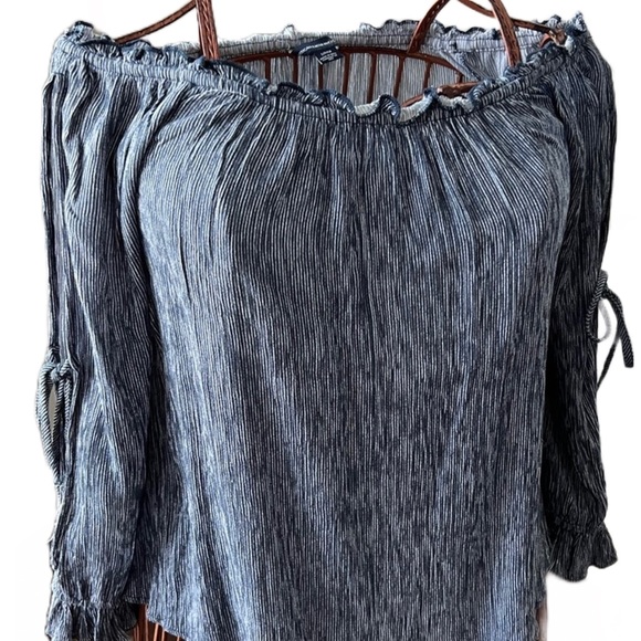 American Eagle Outfitters Women’s Off Shoulder Navy Striped Beautiful Top Small - Picture 3 of 14